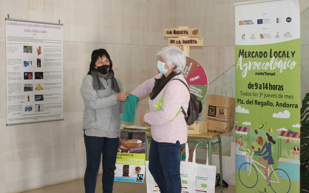 Actividad del mercado agroecológico / L. Castel