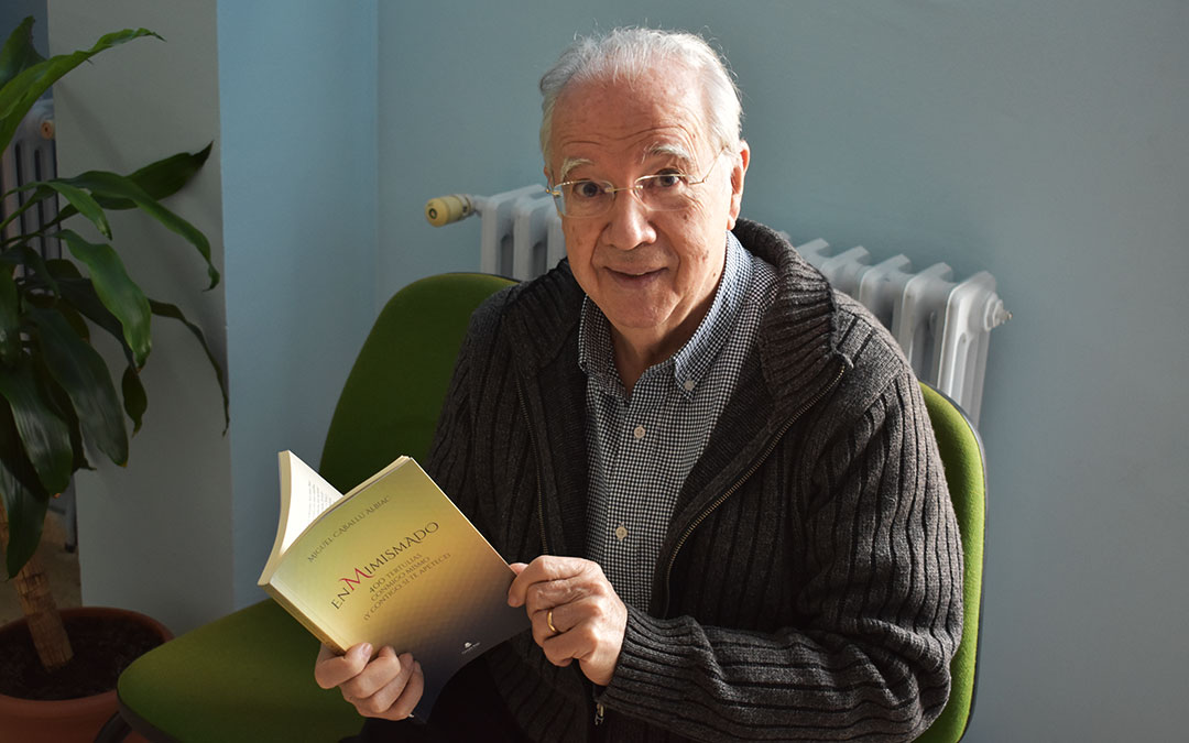 El escritor caspolino Miguel Caballú con su nuevo libro. L.Q.V.