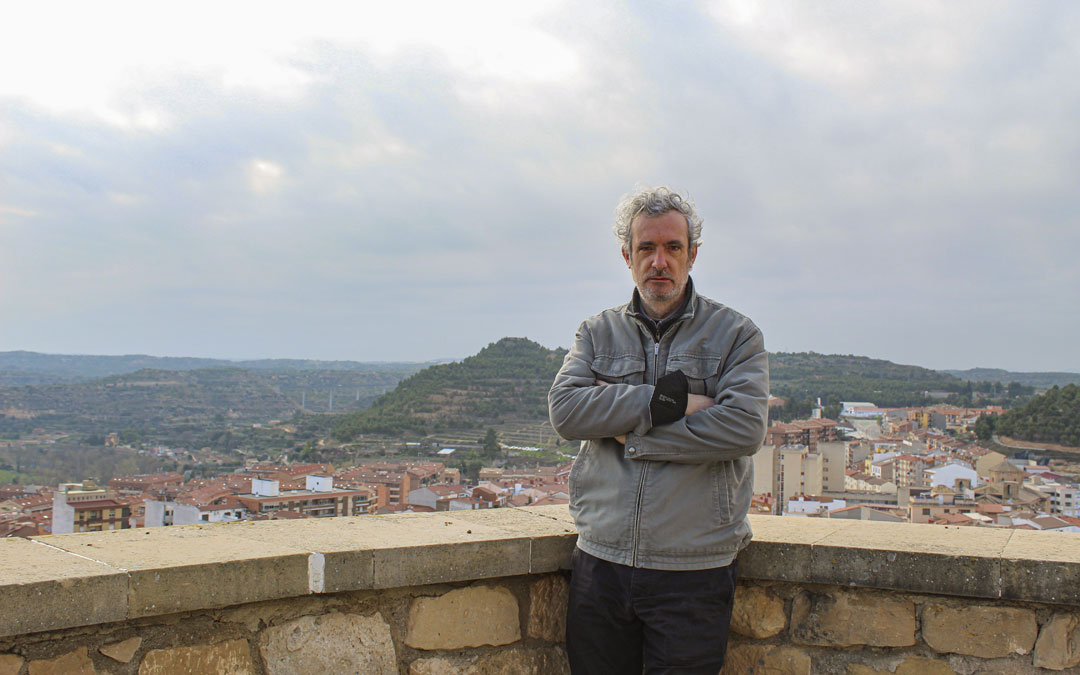 Santesmases, en la balconada de la explanada del Parador de Alcañiz desde donde se divisa buena parte de paisaje bajoaragonés que quedará reflejado en la película. / B. Severino