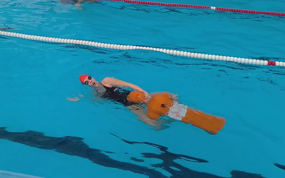 Aroa Piquer en uno de los ejercicios que realizó en la piscina de Calatayud. Foto: D.G.