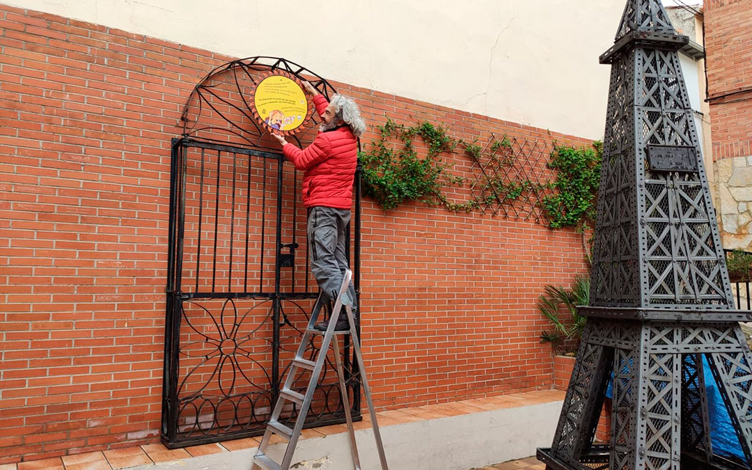Un momento de la instalación de uno de los juegos en una calle de la localidad. Ayto Andorra