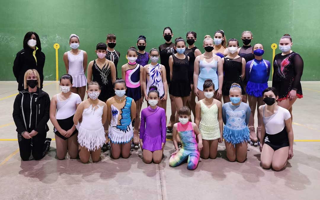 Las patinadoras y entrenadoras del Patinaje Artístico Bajo Aragón. Foto: I.R.