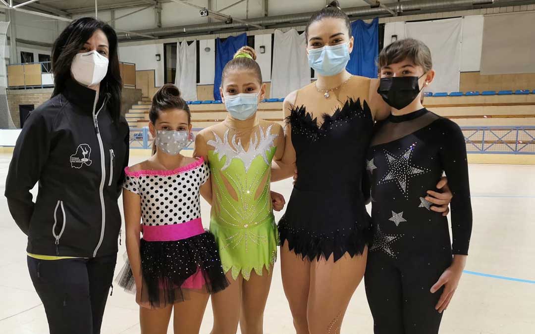 Las patinadoras que junto a su entrenadora disputaron el torneo. Foto: I.R.