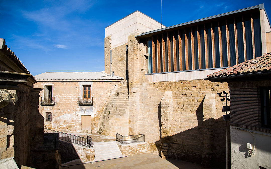 Vista del patio de armas del Castillo del Compromiso . Oficina de Turismo de Caspe.
