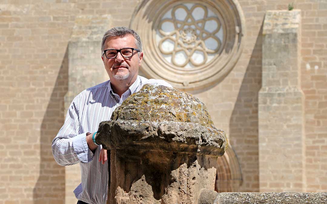 Pedro Villanueva posa en el monumental patio de la Hospedería del Monasterio de Rueda./