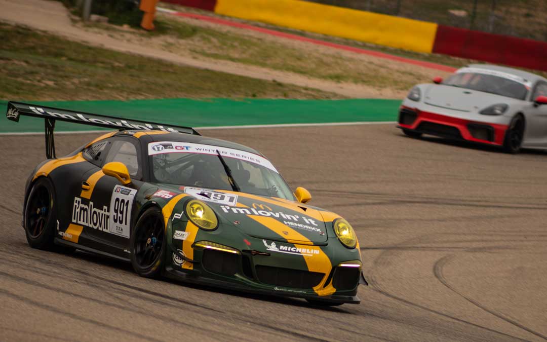 El Porsche del alemán Tim Hendrikx en plena carrera. Foto. Motorland Aragón