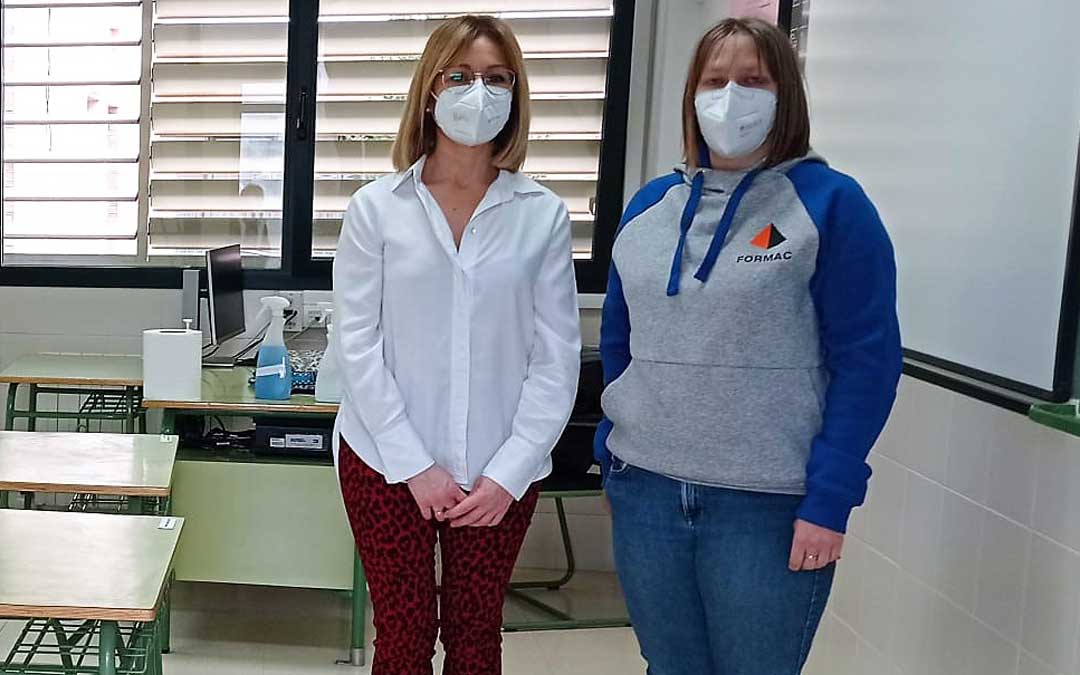 Raquel Egea concejal de educación del consistorio alcorisano junto a una trabajadora de la academia local. Foto: Ayto. Alcorisa