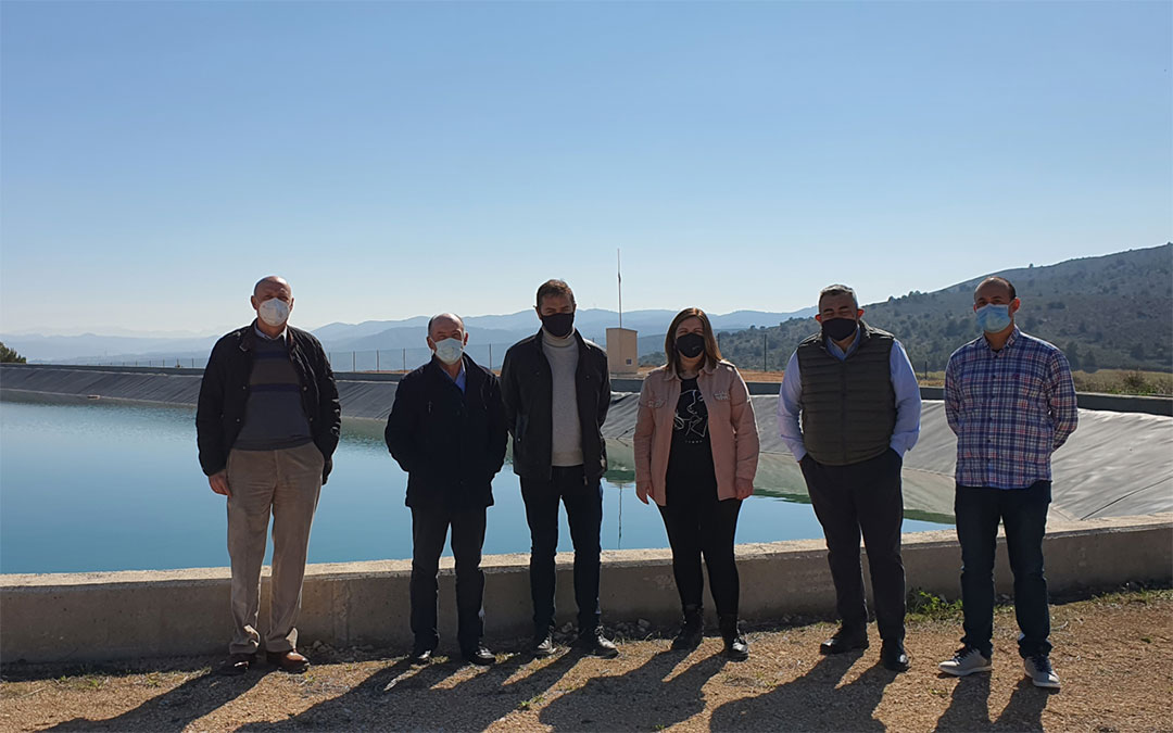 Acto simbólico, en el que participaron el presidente de la Comunidad de Regantes de Mas de las Matas, Eduardo Bayod; la alcaldesa de la localidad, María Ariño, y el director del Servicio Provincial de Teruel, Pedro Polo, entre otros./ Gobierno de Aragón