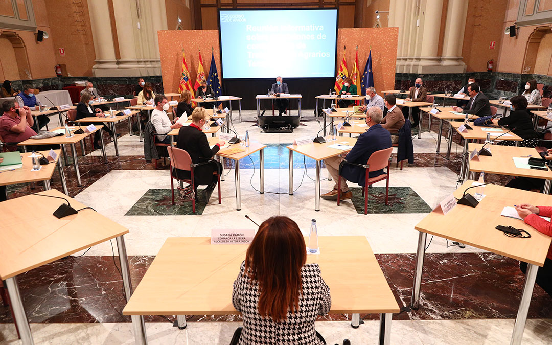 Un momento de la reunión sobre la campaña frutícola en la Sala de la Corona del edificio Pignatelli (Zaragoza)