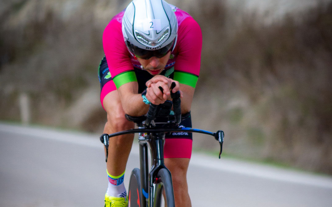 Roberto Ruiz en pleno esfuerzo sobre la bicicleta. Foto: A.A.