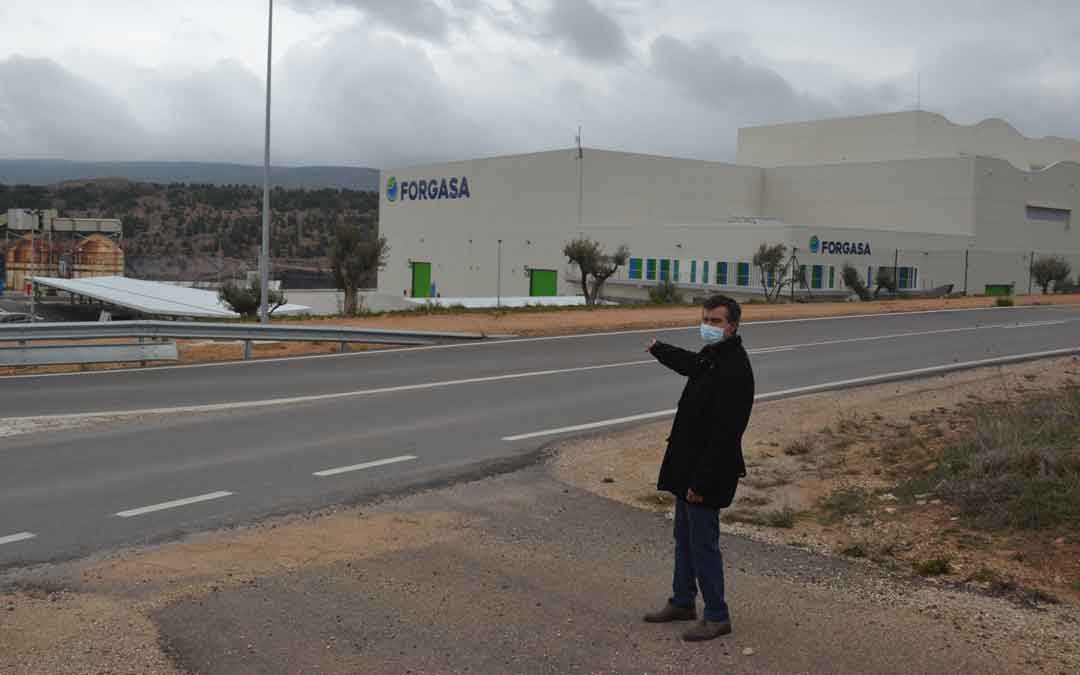 El alcalde de Ariño, Joaquín Noé, señala la nueva planta de Samca, ya en funcionamiento. / M. Q.