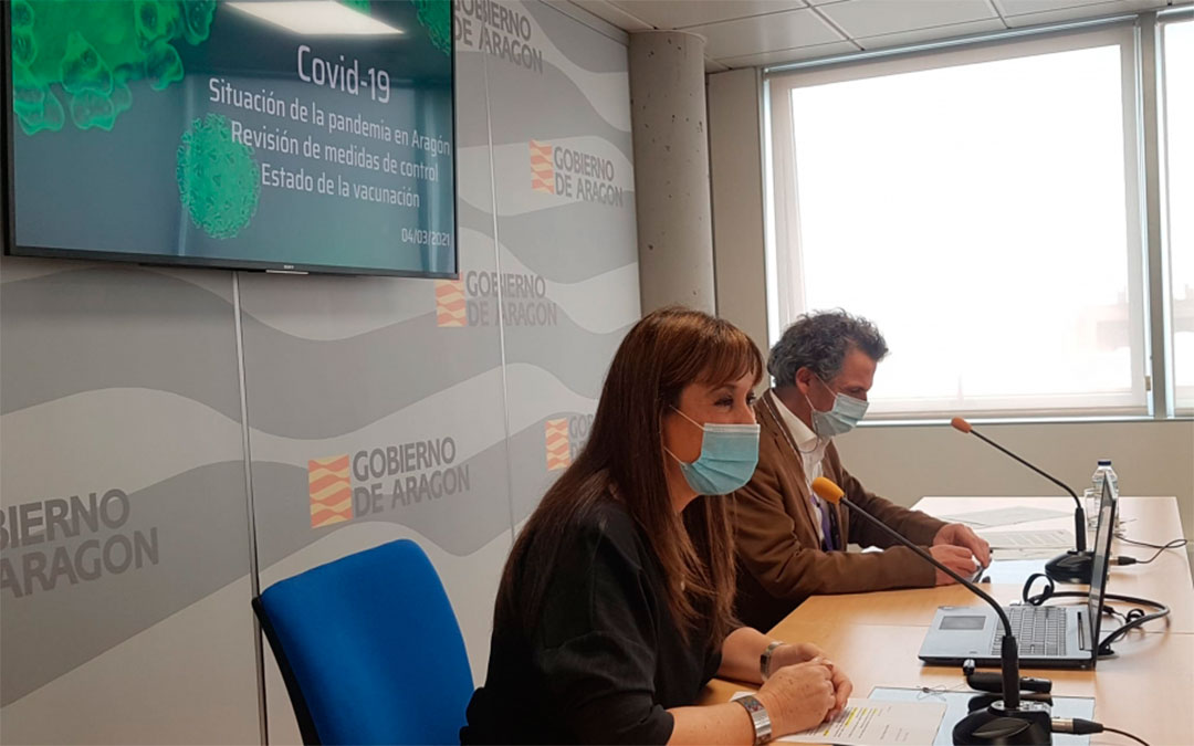 La consejera de Sanidad, Sira Repollés, junto al director general de Salud Pública, Francisco Javier Falo, en la rueda de prensa de este jueves./ DGA