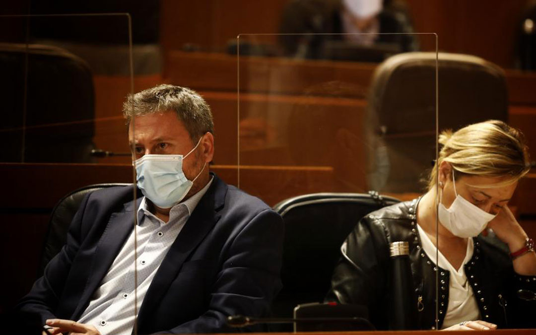 El consejero de Vertebración del Territorio, José Luis Soro, y la consejera de Economía, Marta Gastón, en el pleno de las Cortes./Oliver Duch