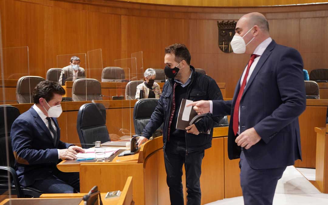 El diputado Gracia Suso hablando con el director gerente de la Sociedad de Promoción y Gestión del Turismo Aragonés antes de comenzar su comparecencia / Cortes de Aragón