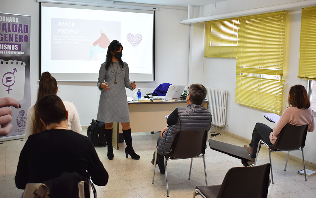 María Bosque junto a las participantes del taller, este martes por la tarde.