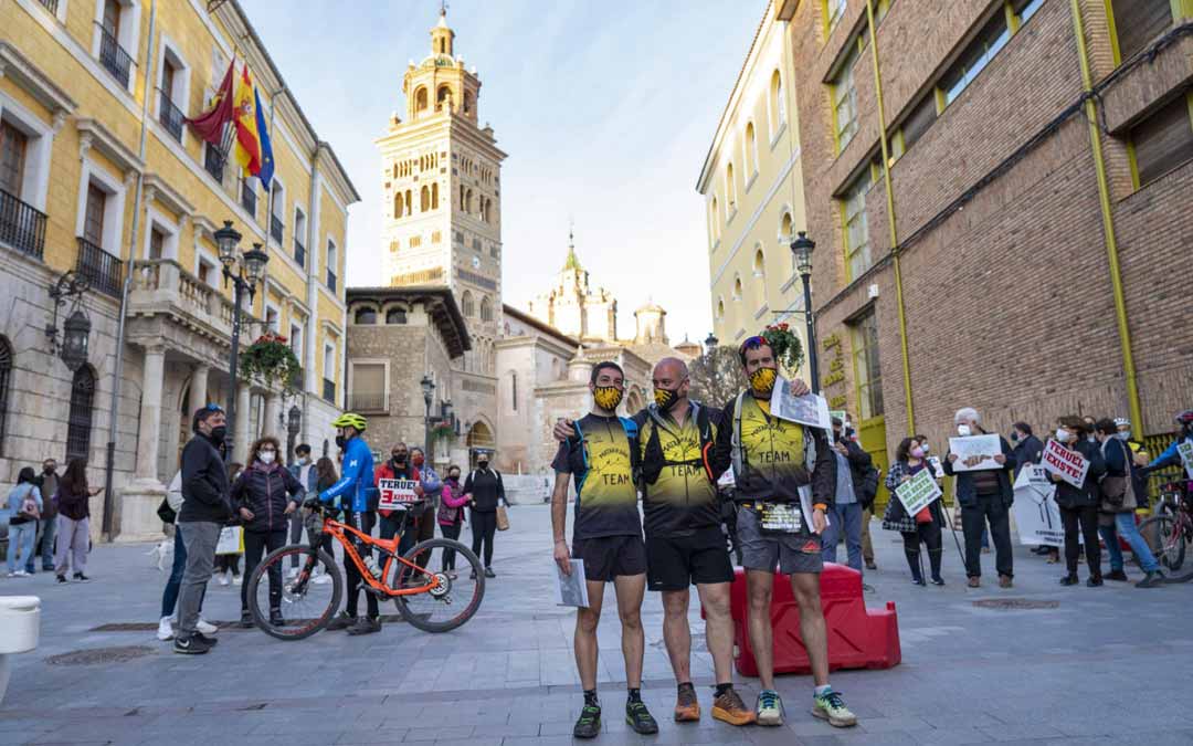 Los corredores Ángel Antolín, Javier Moragrega y Carlos Jávega ayer en la Plaza de la Catedral de Teruel. Foto: Antonio García - Bykofoto