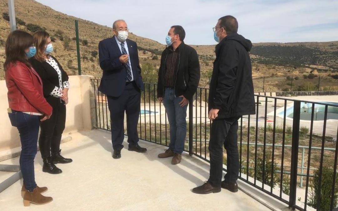 Imagen de archivo de la visita de Manuel Rando, junto con la diputada María Ariño, a las obras realizadas con empleados contratados con el Plan de Empleo en La Cuba./DPT