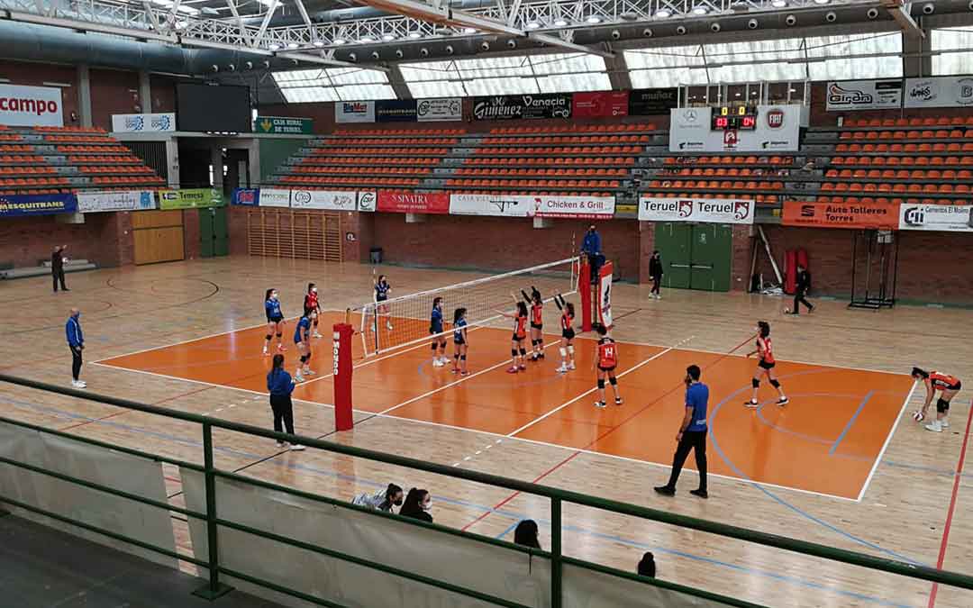 Los dos equipos en el pabellón Los Planos de Teruel. Foto: Facebook C.V. Alcañiz
