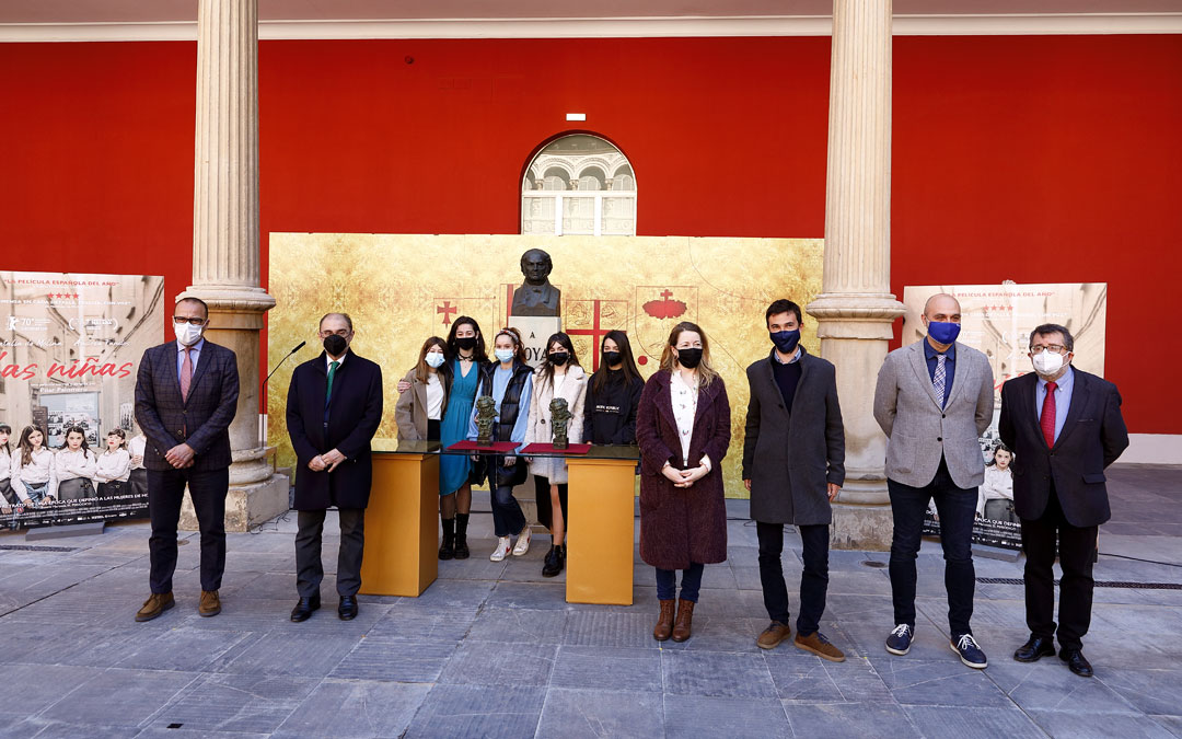 El equipo de 'Las niñas' con sus Premios Goya, en la recepción del Gobierno de Aragón que se realizó en el Museo de Zaragoza como homenaje al pintor de Fuendetodos. / DGA-Luis Correas