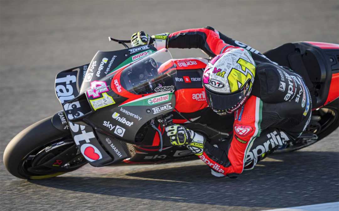 Aleix Espargaró rodando este viernes sobre el circuito de Doha./ MotoGP