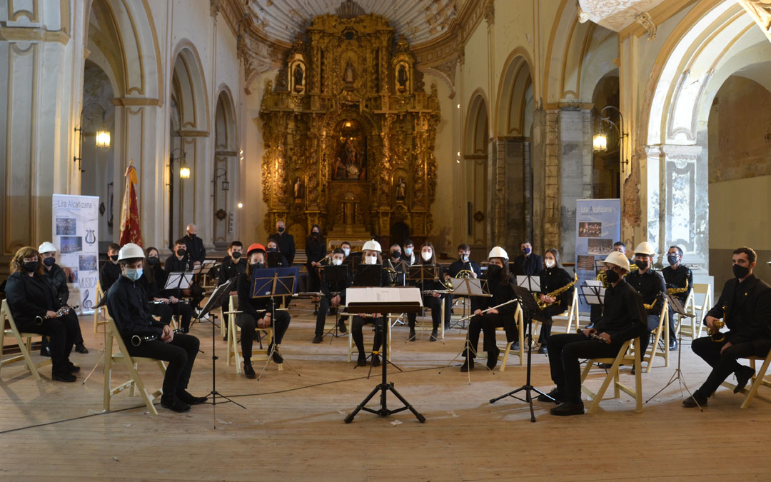 Los músicos de la Lira Alcañizana se pusieron cascos en su concierto de Semana Santa este año sin público para reivindicar la rehabilitación de la Iglesia del Carmen / L. Castel