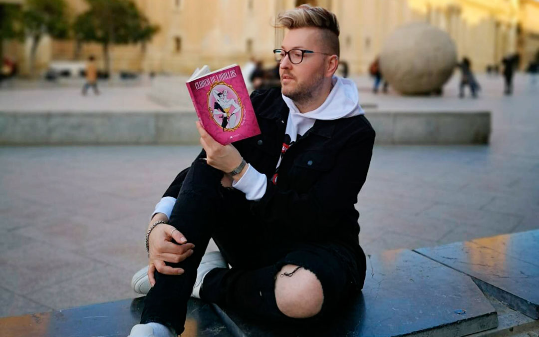 El escritor Daniel Llorach junto a su nueva novela ‘Cloaca de Ladillas’, desde la que defiende la igualdad y los derechos del colectivo LGTB./ L.C.