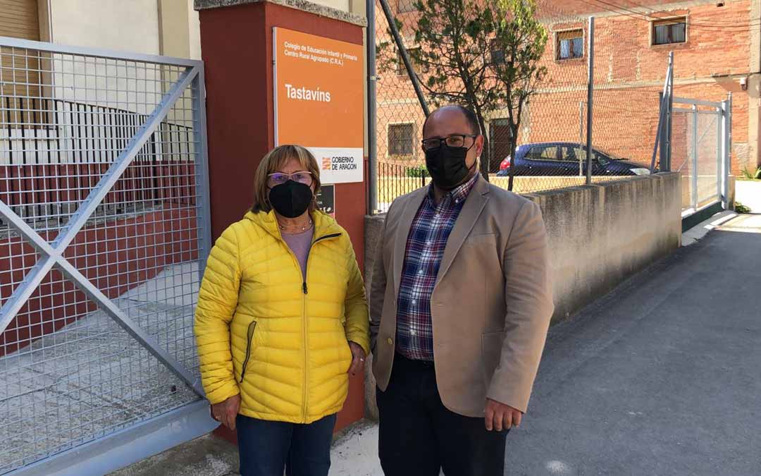 La alcaldesa de Fuentespalda, Carmen Agud, junto con el vicepresidente de la Diputación de Teruel, Alberto Izquierdo, en el Colegio Público. / DPT