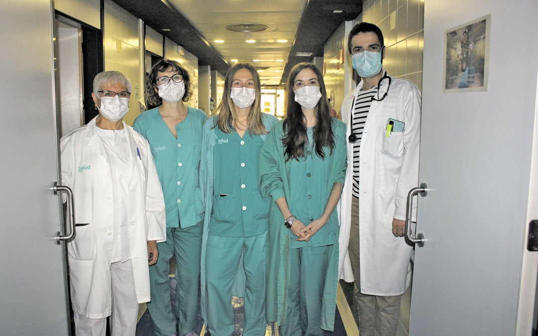 La jefa del Servicio de Anestesiología y Reanimación del Hospital de Alcañiz, Patricia Calderón- a la izq.- junto a los anestesistas Teresa Marín, Aurora Callau, Elisa Montón y Carlos Albendea; en los quirófanos. El servicio cuenta con nueve médicos / L. Castel