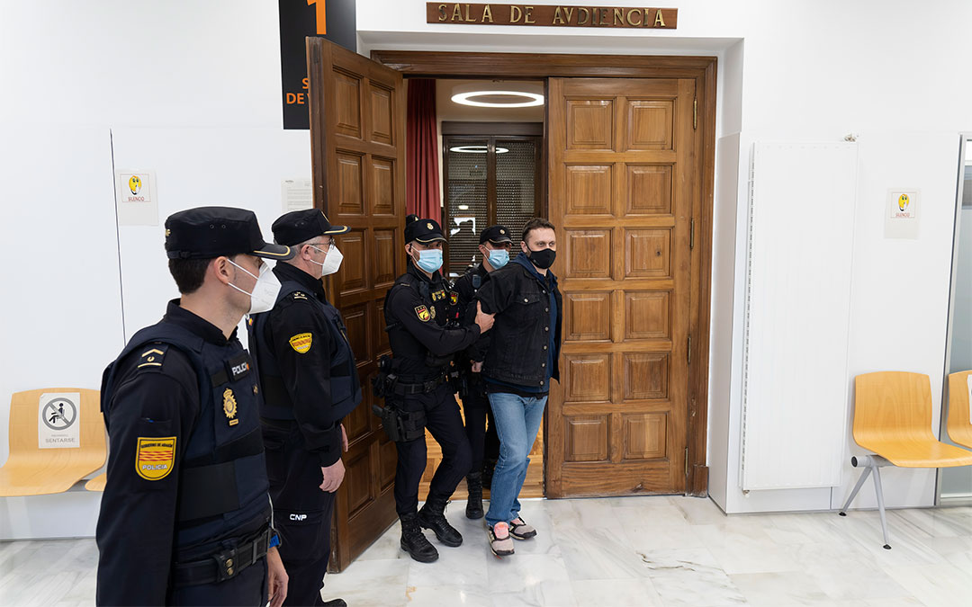 Norbert Feher saliendo este jueves de la Audiencia Provincial tras escuchar el veredicto que le declara culpable. ANTONIO GARCÍA / POOL EFE