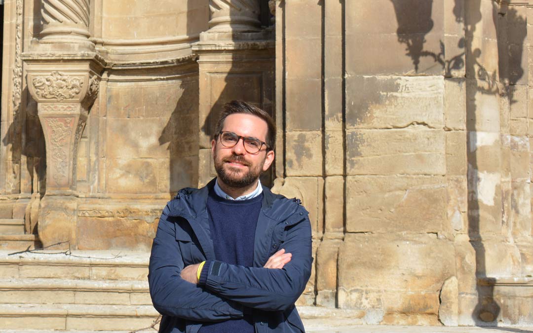 El alcañizano e Historiador del Arte, Jorge Martín, frente a la Iglesia Mayor./I.M.