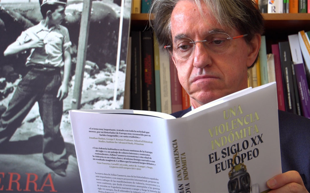 El escritor Julián Casanova junto a su nueva obra 'Una violencia indómita. El siglo XX europeo'./ Twitter Julián Casanova