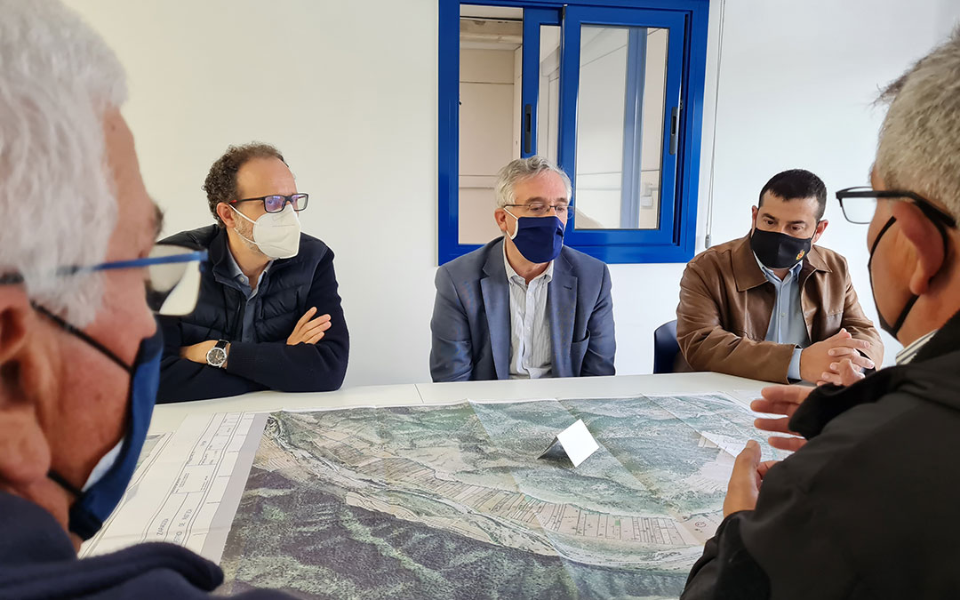 El consejero Olona en su visita a Fayón este jueves./ DGA