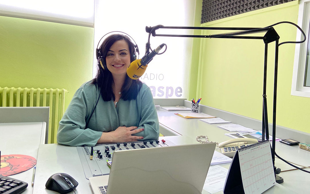 Laura Quílez es presentadora de Radio Caspe.