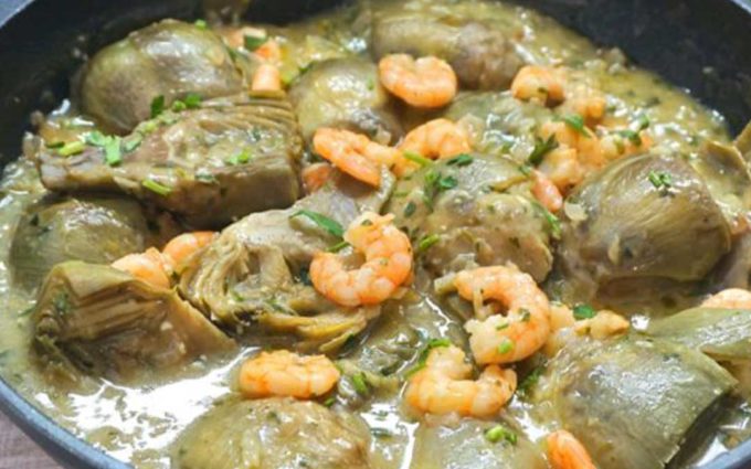 Alcachofas con gambas en salsa verde