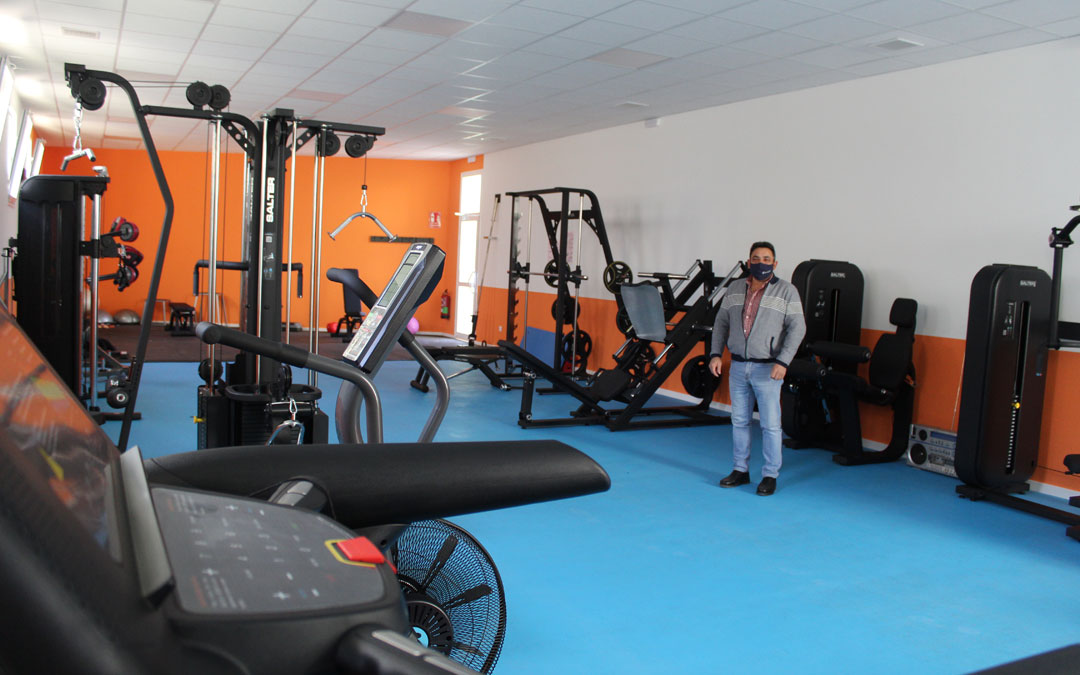 Alfonso Pérez, alcalde de Samper de Calanda, muestra el gimnasio de la localidad. / B. Severino