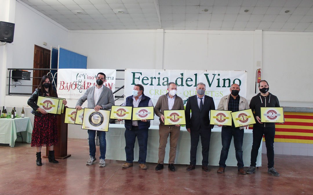 Foto de familia de las bodegas premiadas junto al alcalde de Cretas, Fernando Camps. / B. Severino