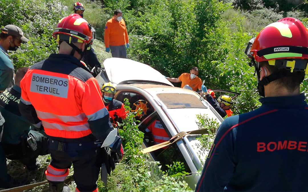 Accidente de un turismo en la A-231 en Valderrobres./ Bomberos DPT