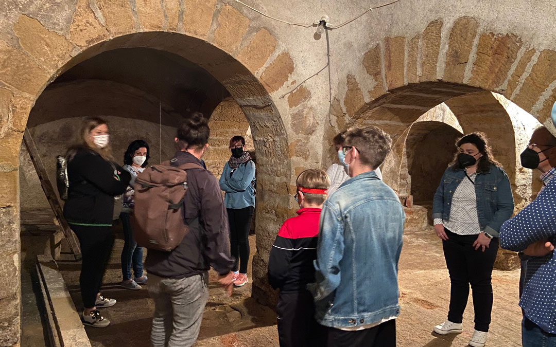 Alfredo Martínez (de espaldas), explicando las bodegas en un grupo al que se unió la alcaldesa. / Alicia Martín