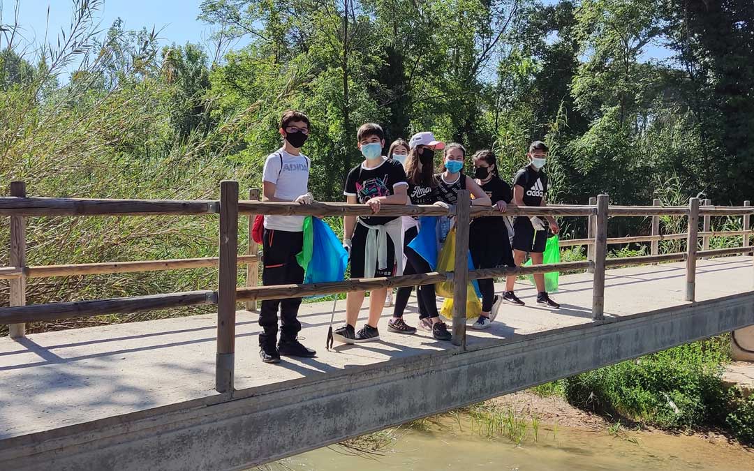 Parte del grupo de jóvenes que participó en la jornada dentro de Dinamov, en uno de los puentes del Martín. / Juventud Bajo Martín