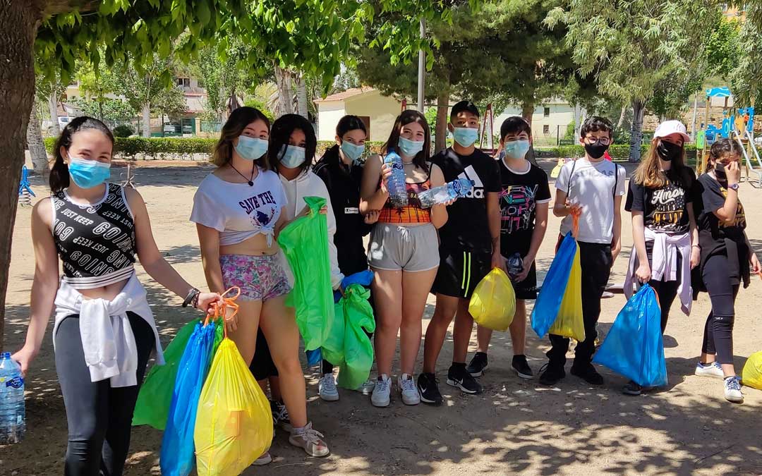 Parte del grupo que salió a limpiar la ribera muestra las bolsas en las que depositaron, sobre todo, colillas. / Juventud Bajo Martín