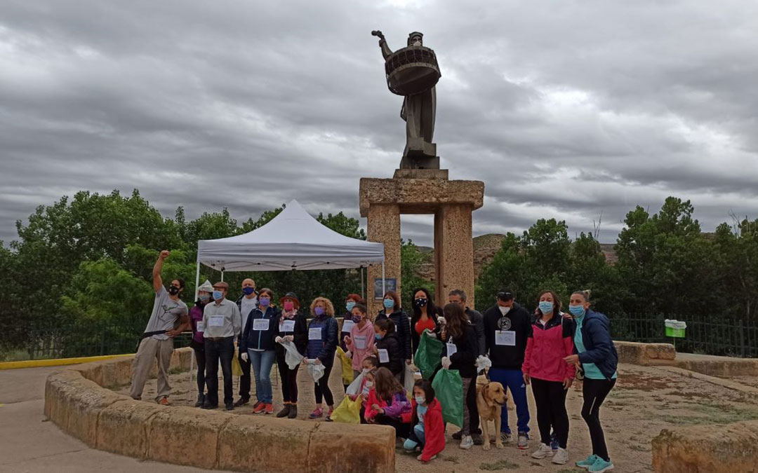 Foto final en el Monumento al Bombo de Albalate después de una mañana recogiendo basura para su reciclaje en el paseo a orilla del río Martín. / Comarca Bajo Martín