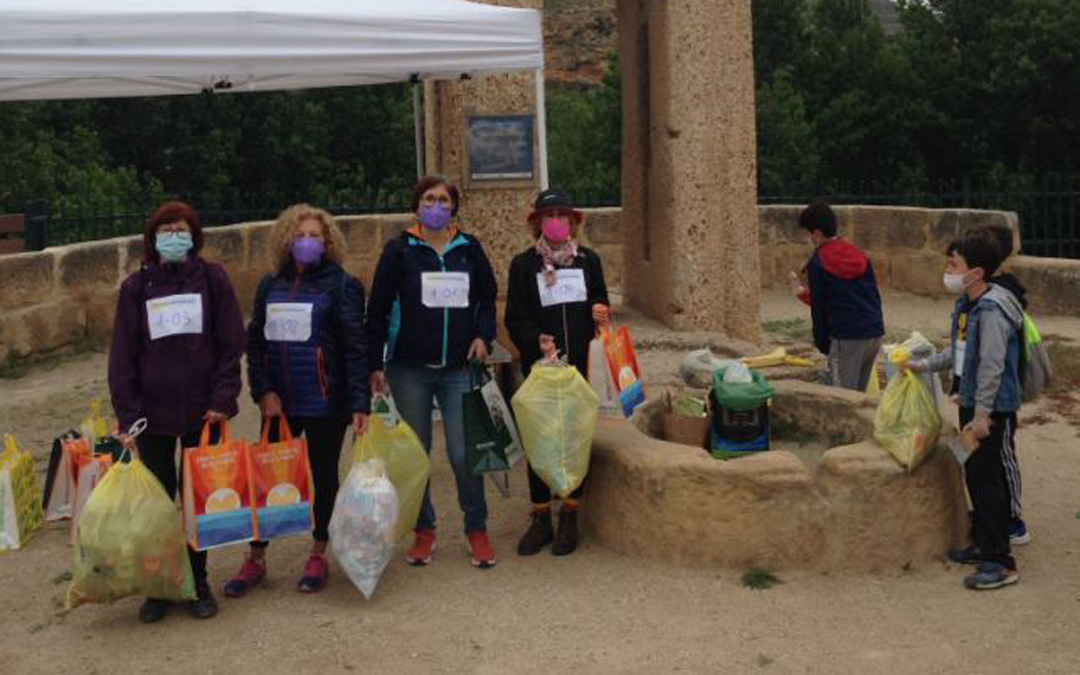 Participantes con parte de los residuos encontrados a orillas del Martín en Albalate. / Comarca del Bajo Martín