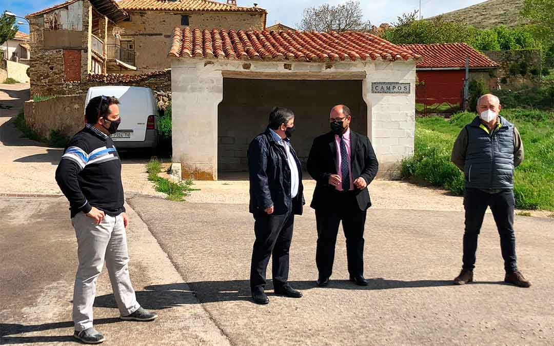 Izquierdo (segundo por la derecha) junto al alcalde Sergio Uche y concejales del Ayuntamiento de Aliaga, en su visita a la localidad y al barrio de Campos./ DPT