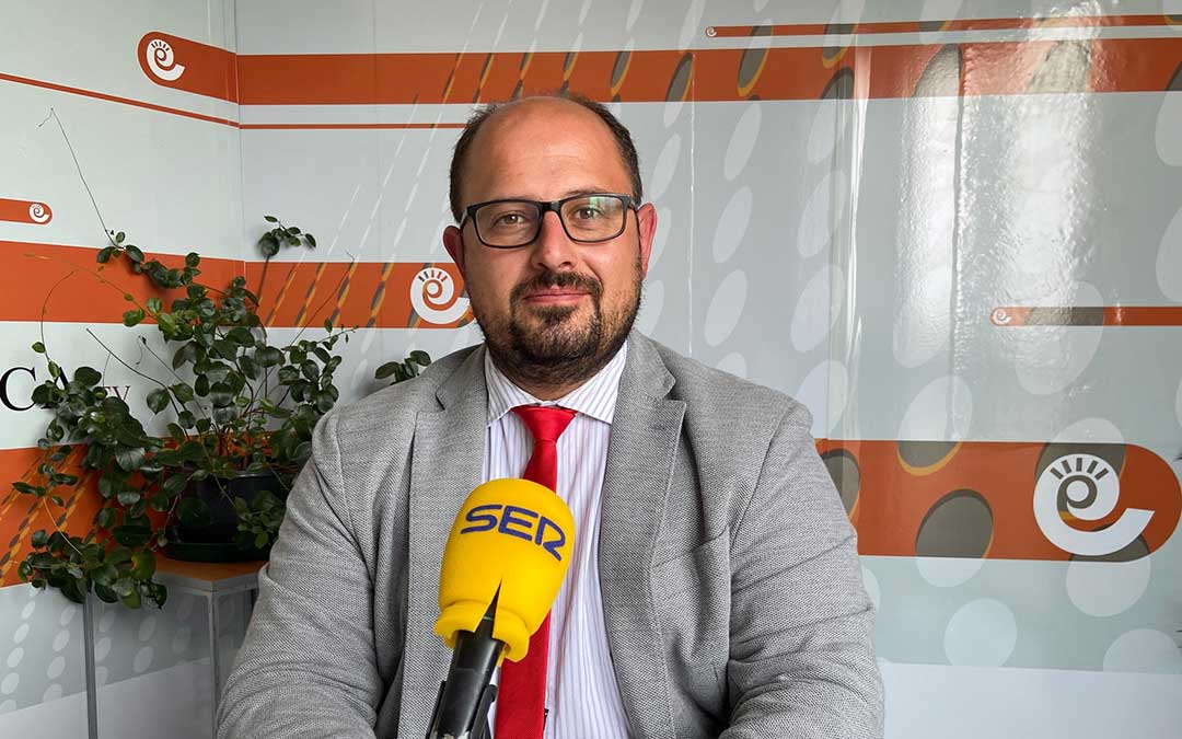 Alberto Izquierdo, vicepresidente de la DPT, en el estudio de Radio La Comarca./ A.M.