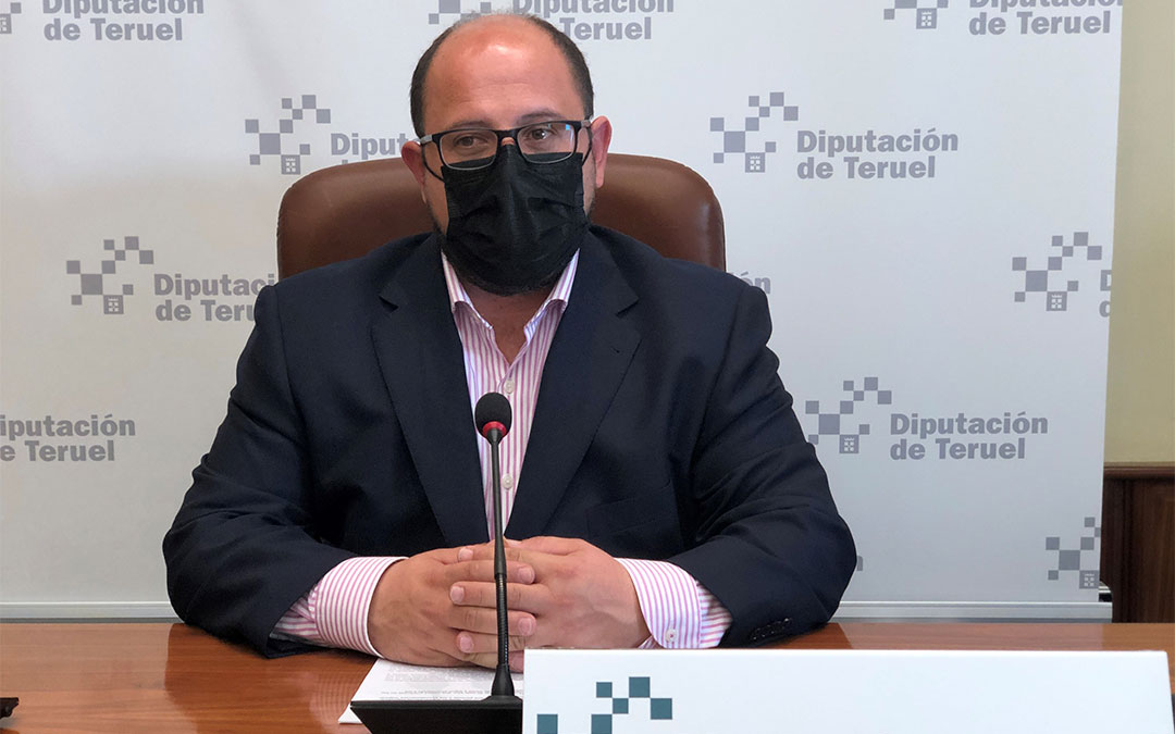 Concentraciones en defensa del ferrocarril convencional en el territorio./ DPT