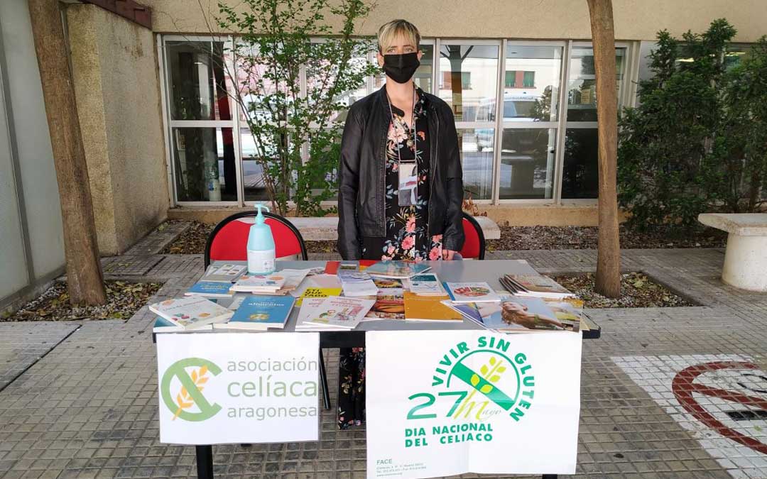 Beatriz Hernández, voluntaria de Andorra, en la mesa informativa en la puerta del Hospital de Alcañiz. / R. Senante