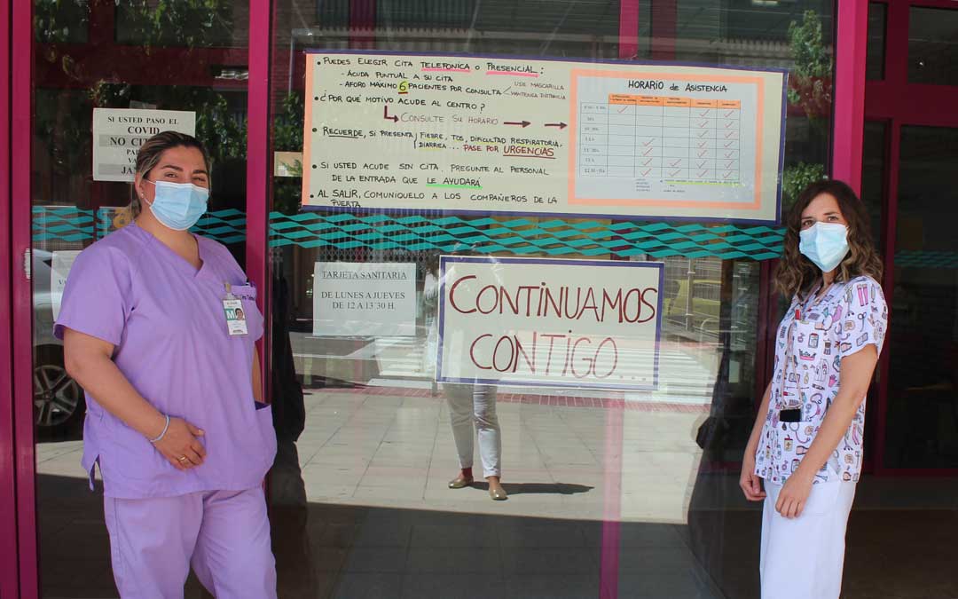 Las coordinadoras de enfermería y médica del centro de salud de Alcañiz, Estefanía Claver y Sira Telmo, este lunes, en la puerta, donde se pueden encontrar unas indicaciones / L. Castel
