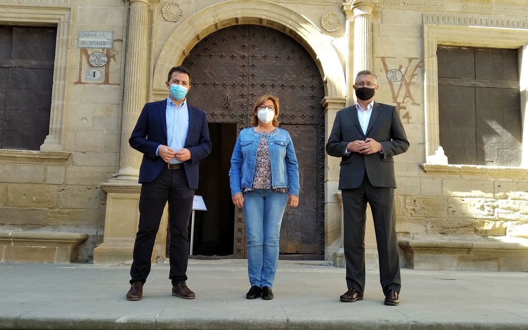 Alberto Herrero, Carmen Pobo y Manuel Blasco, en la plaza de España de Alcañiz. / B. Severino