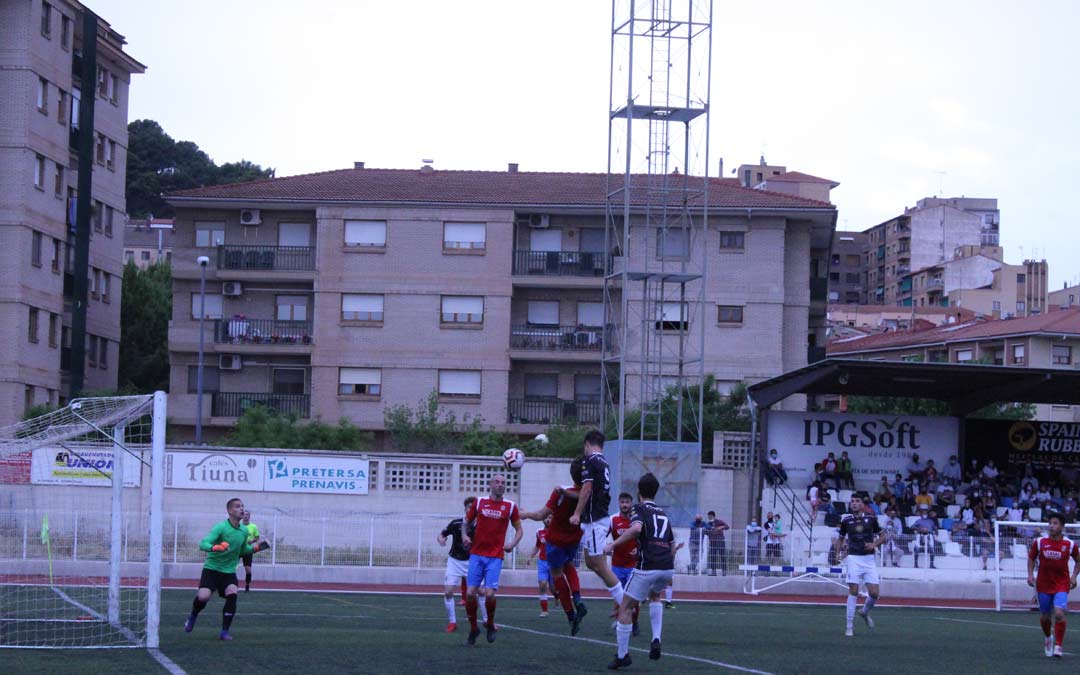 Una de las ocasiones de gol del Alcañiz durante el partido./I.M.