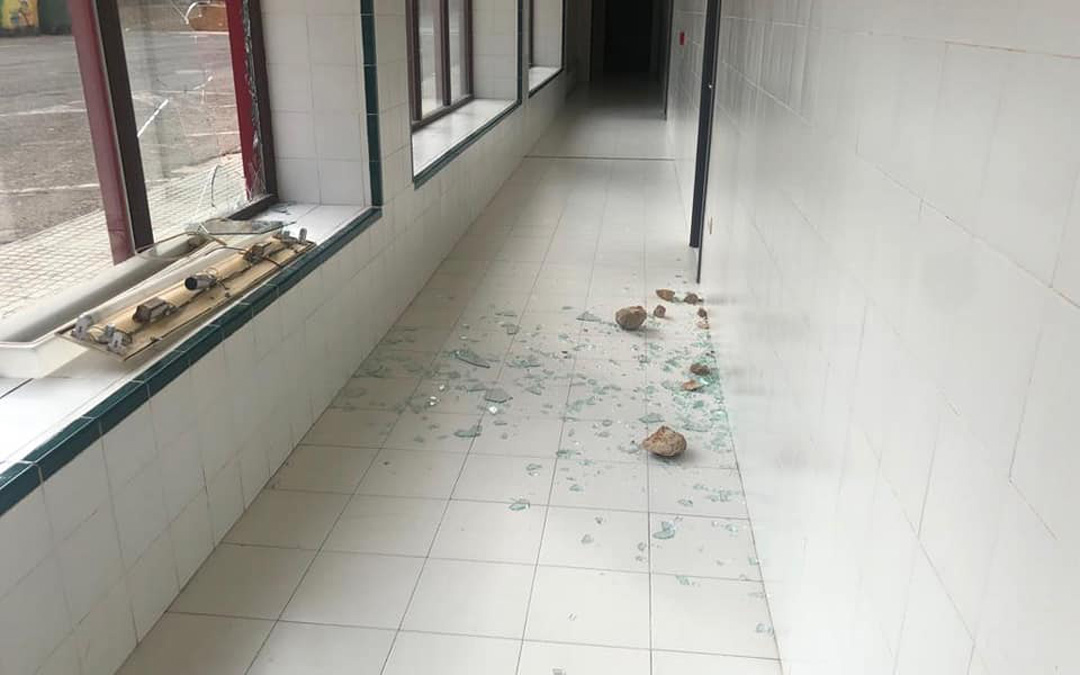 Destrozos en el polideportivo y la piscina climatizada de Alcorisa ya en otoño de 2019. / Ayto. Alcorisa